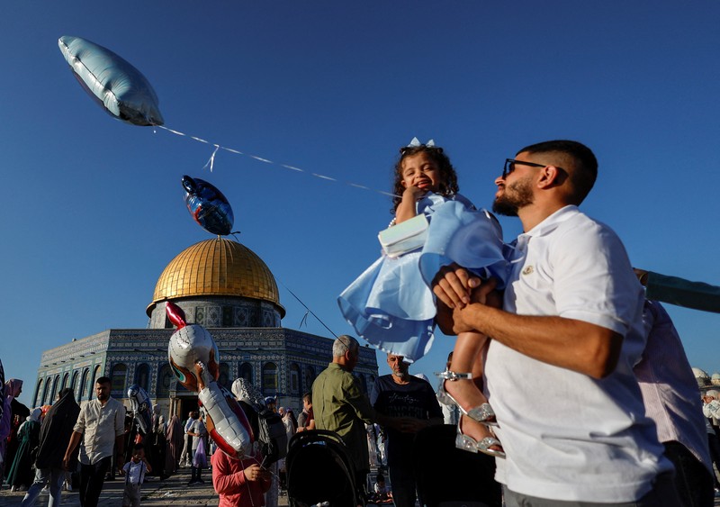 Warga Palestina berdoa pada hari pertama hari raya Idul Adha di kompleks Al-Aqsa, yang juga dikenal orang Yahudi sebagai Temple Mount, di Kota Tua Yerusalem, 28 Juni 2023. (REUTERS/Ammar Awad)