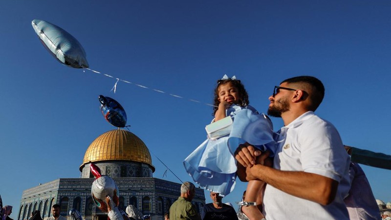 Warga Palestina berdoa pada hari pertama hari raya Idul Adha di kompleks Al-Aqsa, yang juga dikenal orang Yahudi sebagai Temple Mount, di Kota Tua Yerusalem, 28 Juni 2023. (REUTERS/Ammar Awad)