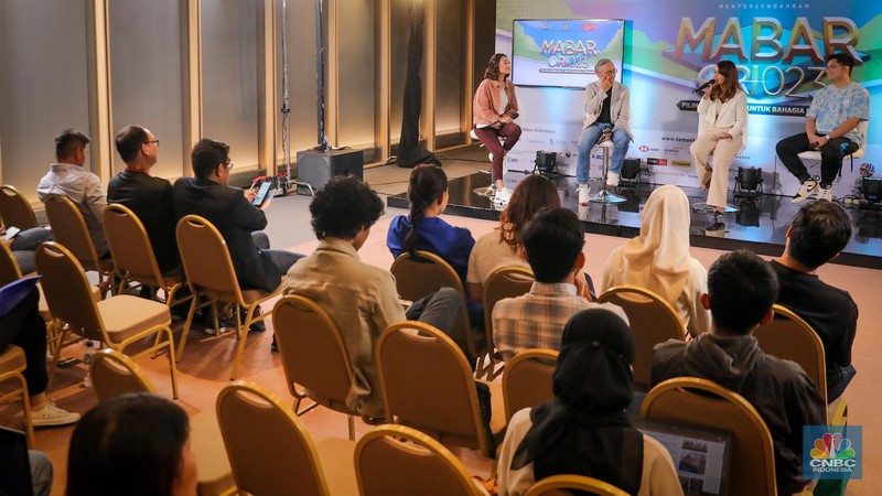 Direktur Surat Utang Negara DJPPR Kementerian Keuangan RI Deni Ridwan (kedua kiri), Financial Expert CNBC Indonesia Olivia Louise (kedua kanan), dan Ex-Pro Player Clover (kanan) saat acara diskusi Mabar ORI023 dengan tema Direktur Surat Utang Negara DJPPR Kementerian Keuangan RI Deni Ridwan (kedua kiri), Financial Expert CNBC Indonesia Olivia Louise (kedua kanan), dan Ex-Pro Player Clover (kanan) saat acara diskusi Mabar ORI023 dengan tema