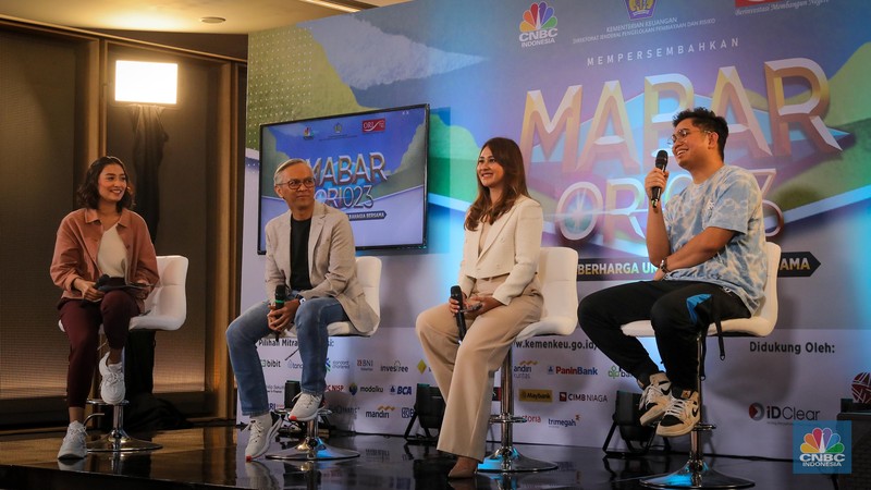 Direktur Surat Utang Negara DJPPR Kementerian Keuangan RI Deni Ridwan (kedua kiri), Financial Expert CNBC Indonesia Olivia Louise (kedua kanan), dan Ex-Pro Player Clover (kanan) saat acara diskusi Mabar ORI023 dengan tema Direktur Surat Utang Negara DJPPR Kementerian Keuangan RI Deni Ridwan (kedua kiri), Financial Expert CNBC Indonesia Olivia Louise (kedua kanan), dan Ex-Pro Player Clover (kanan) saat acara diskusi Mabar ORI023 dengan tema