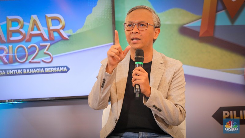 Direktur Surat Utang Negara DJPPR Kementerian Keuangan RI Deni Ridwan (kedua kiri), Financial Expert CNBC Indonesia Olivia Louise (kedua kanan), dan Ex-Pro Player Clover (kanan) saat acara diskusi Mabar ORI023 dengan tema 