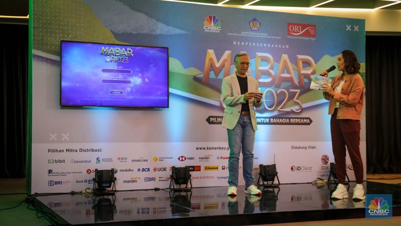 Direktur Surat Utang Negara DJPPR Kementerian Keuangan RI Deni Ridwan (kedua kiri), Financial Expert CNBC Indonesia Olivia Louise (kedua kanan), dan Ex-Pro Player Clover (kanan) saat acara diskusi Mabar ORI023 dengan tema 