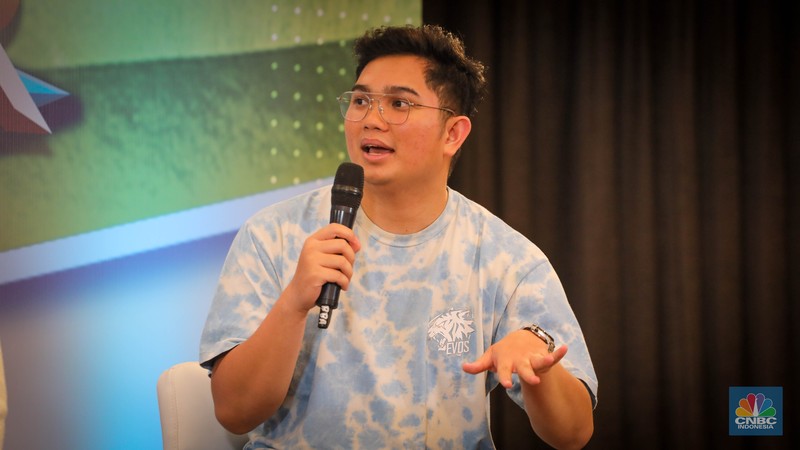Direktur Surat Utang Negara DJPPR Kementerian Keuangan RI Deni Ridwan (kedua kiri), Financial Expert CNBC Indonesia Olivia Louise (kedua kanan), dan Ex-Pro Player Clover (kanan) saat acara diskusi Mabar ORI023 dengan tema Direktur Surat Utang Negara DJPPR Kementerian Keuangan RI Deni Ridwan (kedua kiri), Financial Expert CNBC Indonesia Olivia Louise (kedua kanan), dan Ex-Pro Player Clover (kanan) saat acara diskusi Mabar ORI023 dengan tema
