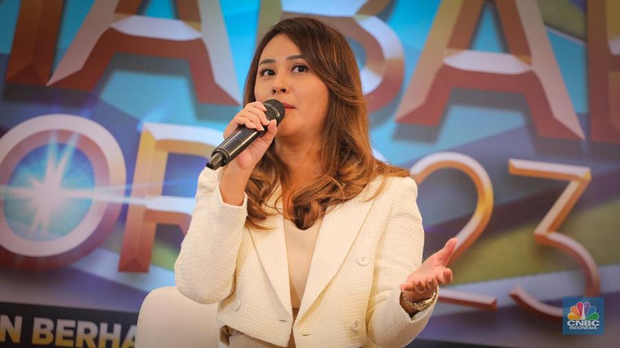 Direktur Surat Utang Negara DJPPR Kementerian Keuangan RI Deni Ridwan (kedua kiri), Financial Expert CNBC Indonesia Olivia Louise (kedua kanan), dan Ex-Pro Player Clover (kanan) saat acara diskusi Mabar ORI023 dengan tema 