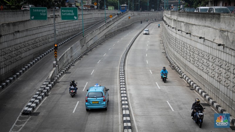 Kondisi ruas jalan saat libur cuti bersama Idul Adha 1444H di Jakarta, Jumat (30/6/2023). (CNBC Indonesia/Faisal Rahman)