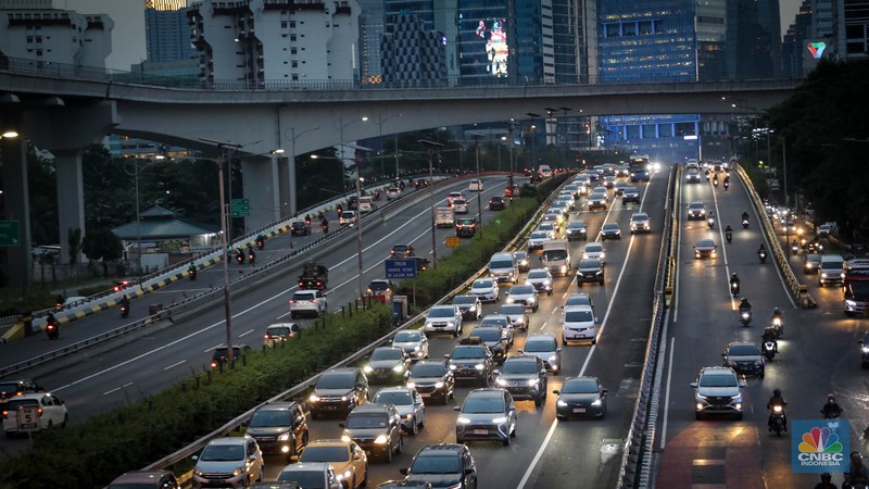 Kondisi ruas jalan saat libur cuti bersama Idul Adha 1444H di Jakarta, Jumat (30/6/2023). (CNBC Indonesia/Faisal Rahman)