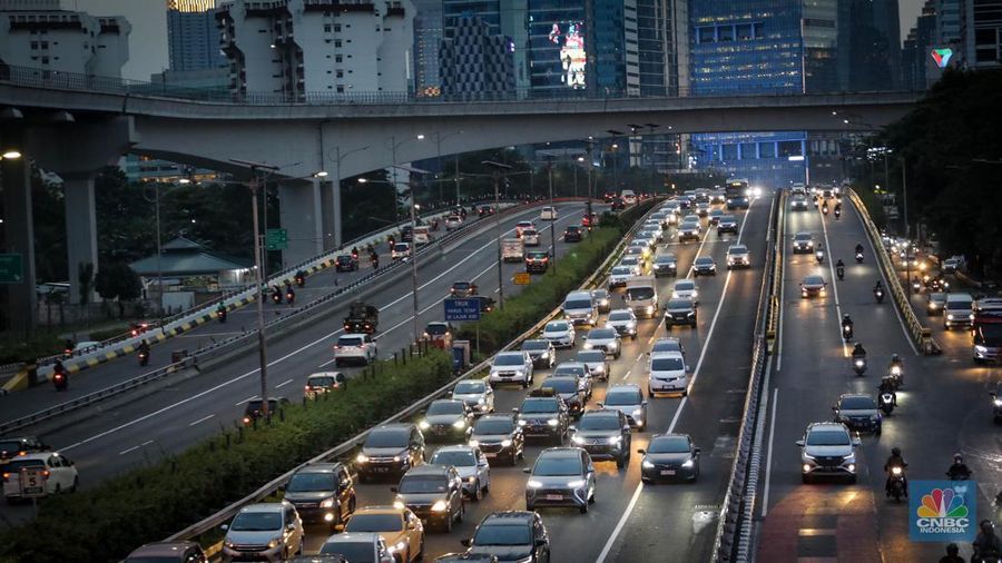 Kondisi ruas jalan saat libur cuti bersama Idul Adha 1444H di Jakarta, Jumat (30/6/2023). (CNBC Indonesia/Faisal Rahman)