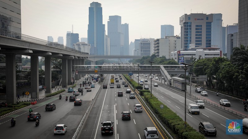 Kondisi ruas jalan saat libur cuti bersama Idul Adha 1444H di Jakarta, Jumat (30/6/2023). (CNBC Indonesia/Faisal Rahman)