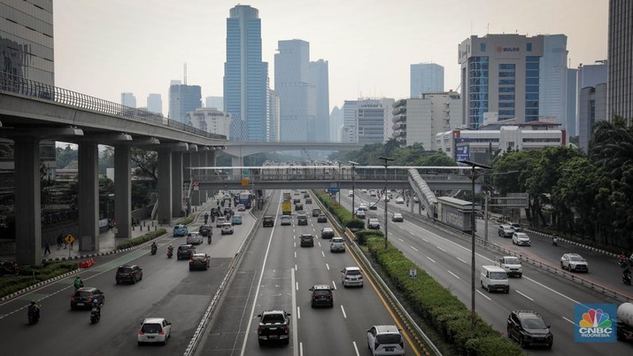 Kondisi ruas jalan saat libur cuti bersama Idul Adha 1444H di Jakarta, Jumat (30/6/2023). (CNBC Indonesia/Faisal Rahman)