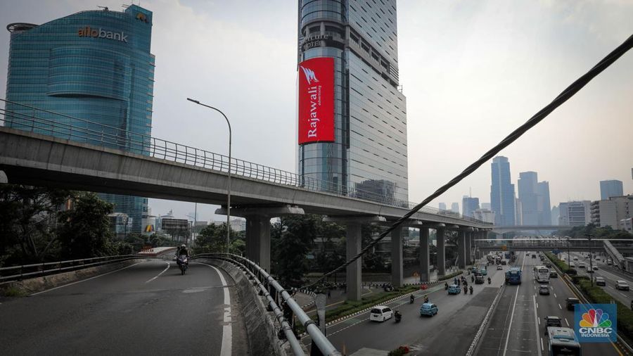Kondisi ruas jalan saat libur cuti bersama Idul Adha 1444H di Jakarta, Jumat (30/6/2023). (CNBC Indonesia/Faisal Rahman)