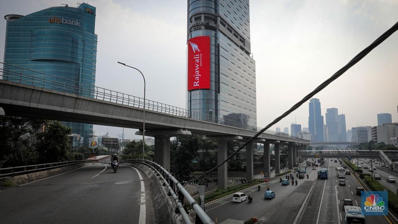 Kondisi ruas jalan saat libur cuti bersama Idul Adha 1444H di Jakarta, Jumat (30/6/2023). (CNBC Indonesia/Faisal Rahman)