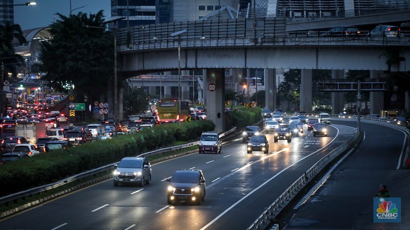 Kondisi ruas jalan saat libur cuti bersama Idul Adha 1444H di Jakarta, Jumat (30/6/2023). (CNBC Indonesia/Faisal Rahman)