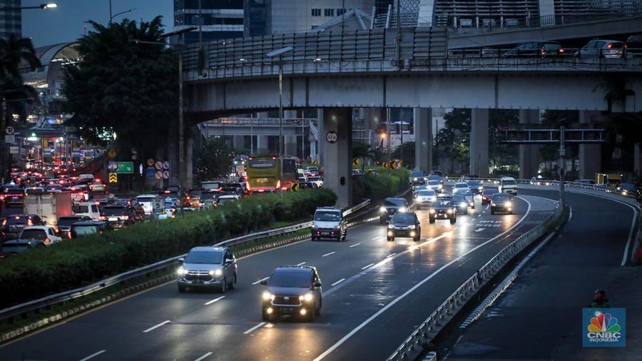 Kondisi ruas jalan saat libur cuti bersama Idul Adha 1444H di Jakarta, Jumat (30/6/2023). (CNBC Indonesia/Faisal Rahman)