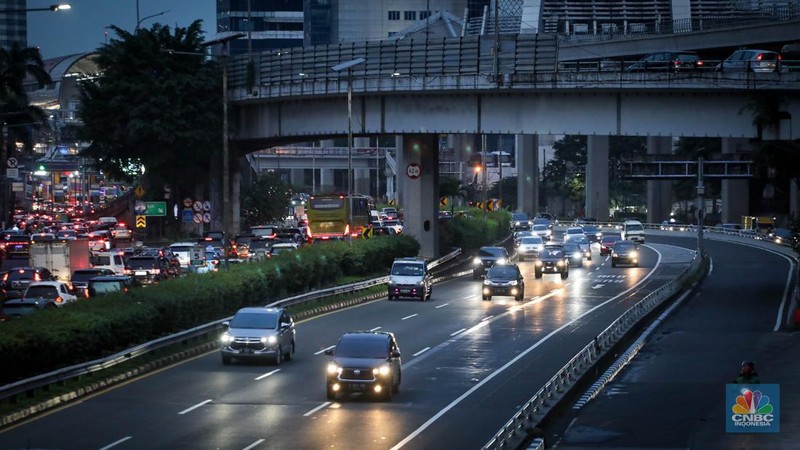 Kondisi ruas jalan saat libur cuti bersama Idul Adha 1444H di Jakarta, Jumat (30/6/2023). (CNBC Indonesia/Faisal Rahman)