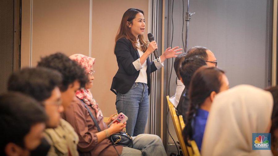 Direktur Surat Utang Negara DJPPR Kementerian Keuangan RI Deni Ridwan (kedua kiri), Financial Expert CNBC Indonesia Olivia Louise (kedua kanan), dan Ex-Pro Player Clover (kanan) saat acara diskusi Mabar ORI023 dengan tema 