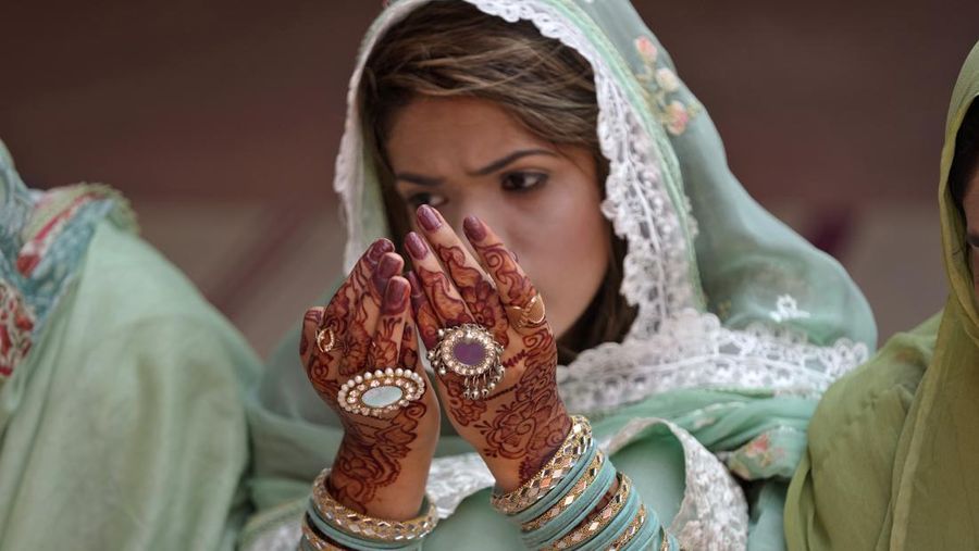 Seorang wanita berdoa saat perayaan Idul Adha di masjid bersejarah Badshahi di Lahore, Pakistan, Kamis (29/6/2023). (AP Photo/K.M. Chaudary)
