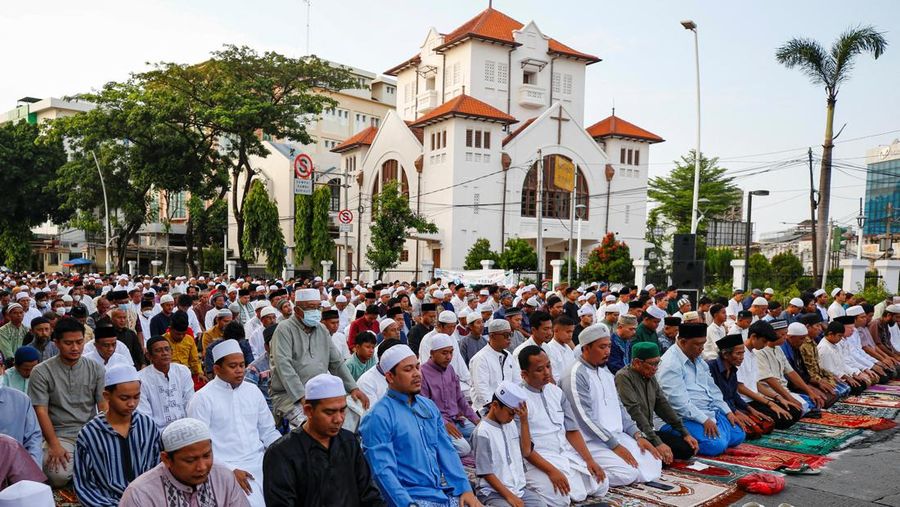 Umat muslim melaksanakan salat Idul Adha di Jakarta, Indonesia, Kamis (29/6/2023). (REUTERS/Ajeng Dinar Ulfiana)