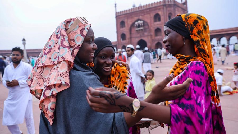 Umat muslim saling menyapa saat momen perayaan Idul Adha di Delhi, India, Kamis (29/6/2023). (REUTERS/Anushree Fadnavis)