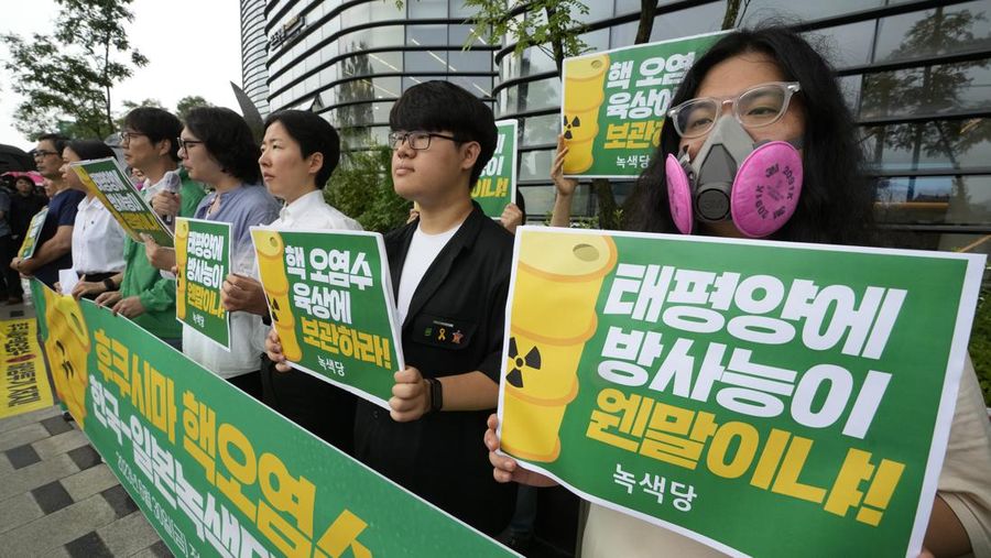 Aktivis lingkungan memprotes keputusan pemerintah Jepang untuk melepaskan air limbah radioaktif yang diolah dari pembangkit listrik tenaga nuklir Fukushima yang hancur, di dekat gedung Kedutaan Besar Jepang di Seoul, Korea Selatan, Jumat (30/6/2023). (AP Photo/Ahn Young-joon)