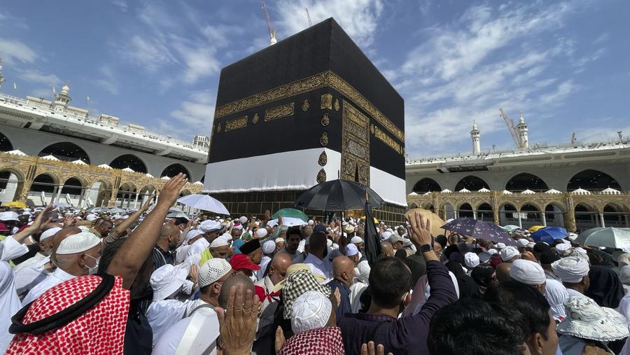 Jemaah haji melaksanakan tawaf ifadah di dekat Ka'Bah, Masjidil Haram, Makkah, Arab Saudi, Sabtu (1/7/2023). (AP Photo/Amr Nabil)