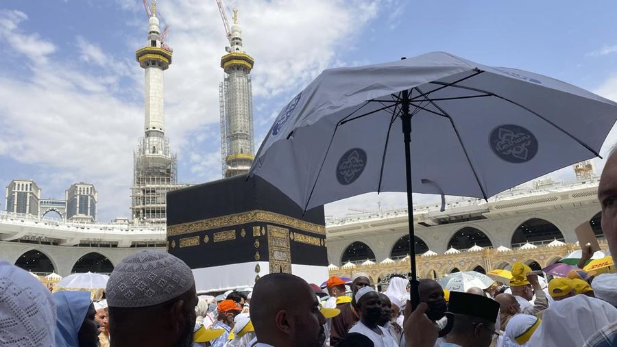 Jemaah haji melaksanakan tawaf ifadah di dekat Ka'Bah, Masjidil Haram, Makkah, Arab Saudi, Sabtu (1/7/2023). (AP Photo/Amr Nabil)