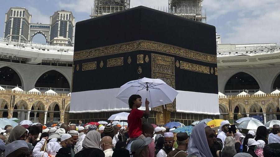 Jemaah haji melaksanakan tawaf ifadah di dekat Ka'Bah, Masjidil Haram, Makkah, Arab Saudi, Sabtu (1/7/2023). (AP Photo/Amr Nabil)