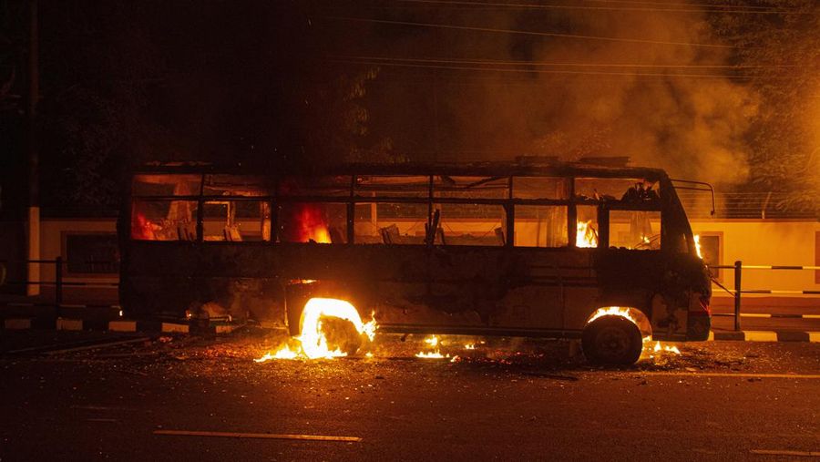 Kebakaran bus di India (Ilustrasi). (AP Photo/Anupam Nath)