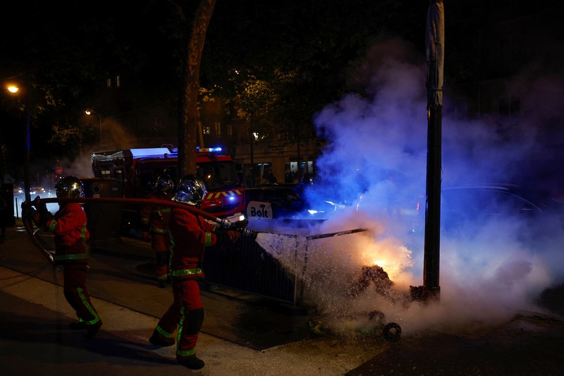Kerusuhan saat protes kematian seorang remaja berusia 17 tahun yang dibunuh oleh seorang polisi Prancis saat di Nanterre, Paris, Prancis, Sabtu (1/7/2023). Kerusuhan saat protes kematian seorang remaja berusia 17 tahun yang dibunuh oleh seorang polisi Prancis saat di Nanterre, Paris, Prancis, Sabtu (1/7/2023). (REUTERS/Yves Herman)
