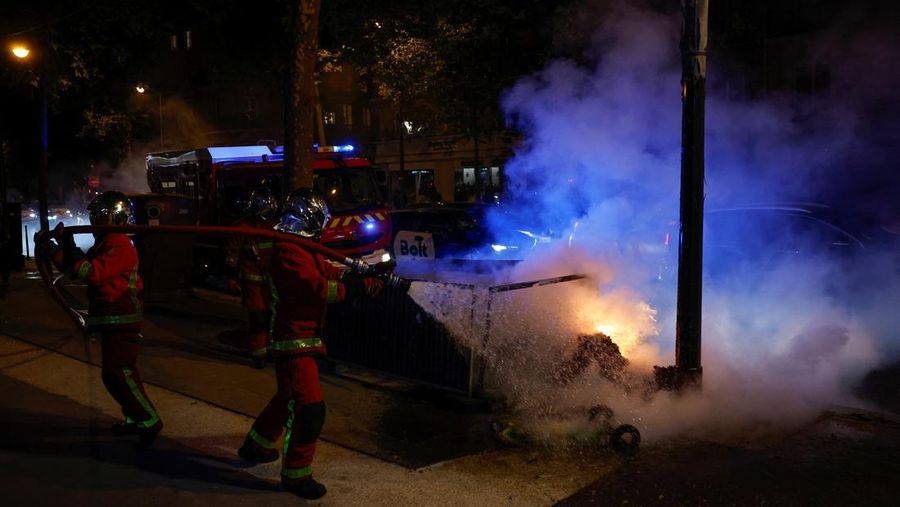 Kerusuhan saat protes kematian seorang remaja berusia 17 tahun yang dibunuh oleh seorang polisi Prancis saat di Nanterre, Paris, Prancis, Sabtu (1/7/2023). (REUTERS/Yves Herman)