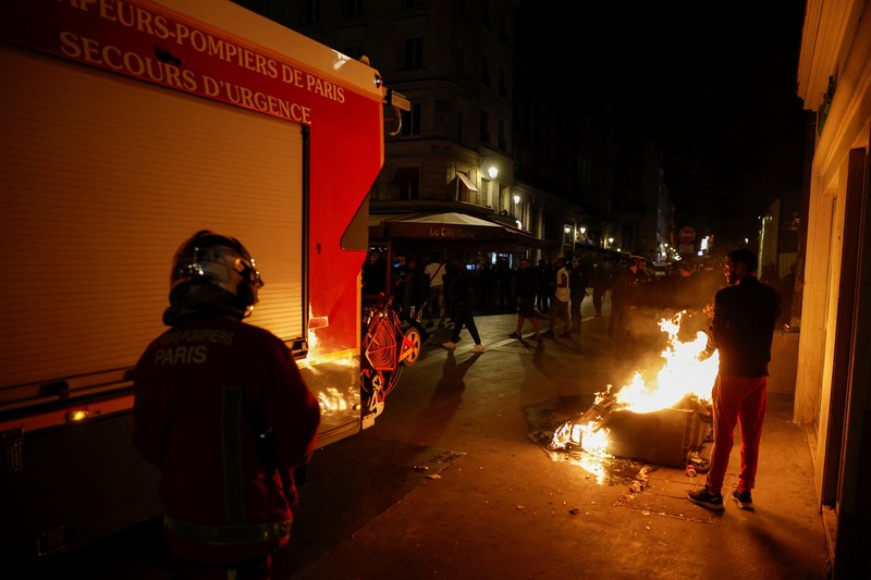 Kerusuhan saat protes kematian seorang remaja berusia 17 tahun yang dibunuh oleh seorang polisi Prancis saat di Nanterre, Paris, Prancis, Sabtu (1/7/2023). Kerusuhan saat protes kematian seorang remaja berusia 17 tahun yang dibunuh oleh seorang polisi Prancis saat di Nanterre, Paris, Prancis, Sabtu (1/7/2023). (REUTERS/Yves Herman)