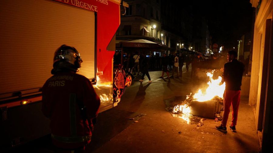Kerusuhan saat protes kematian seorang remaja berusia 17 tahun yang dibunuh oleh seorang polisi Prancis saat di Nanterre, Paris, Prancis, Sabtu (1/7/2023). (REUTERS/Yves Herman)