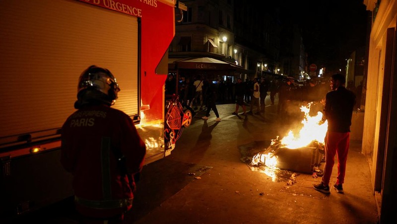 Kerusuhan saat protes kematian seorang remaja berusia 17 tahun yang dibunuh oleh seorang polisi Prancis saat di Nanterre, Paris, Prancis, Sabtu (1/7/2023). (REUTERS/Yves Herman)