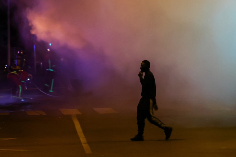 Kerusuhan saat protes kematian seorang remaja berusia 17 tahun yang dibunuh oleh seorang polisi Prancis saat di Nanterre, Paris, Prancis, Sabtu (1/7/2023). (REUTERS/Yves Herman)