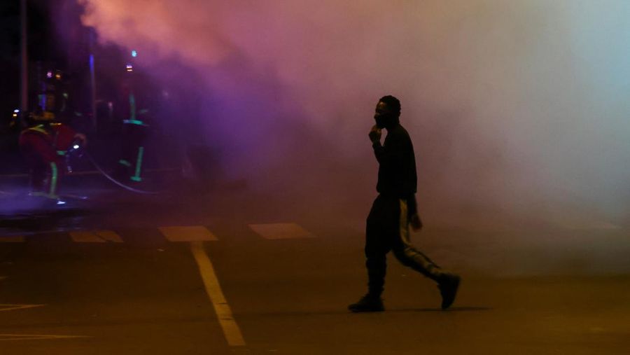Kerusuhan saat protes kematian seorang remaja berusia 17 tahun yang dibunuh oleh seorang polisi Prancis saat di Nanterre, Paris, Prancis, Sabtu (1/7/2023). (REUTERS/Yves Herman)