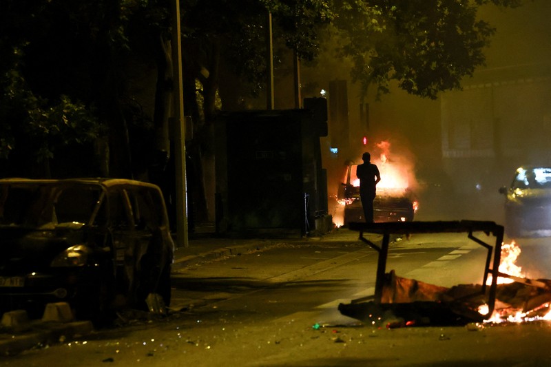 Kerusuhan saat protes kematian seorang remaja berusia 17 tahun yang dibunuh oleh seorang polisi Prancis saat di Nanterre, Paris, Prancis, Sabtu (1/7/2023). Kerusuhan saat protes kematian seorang remaja berusia 17 tahun yang dibunuh oleh seorang polisi Prancis saat di Nanterre, Paris, Prancis, Sabtu (1/7/2023). (REUTERS/Yves Herman)