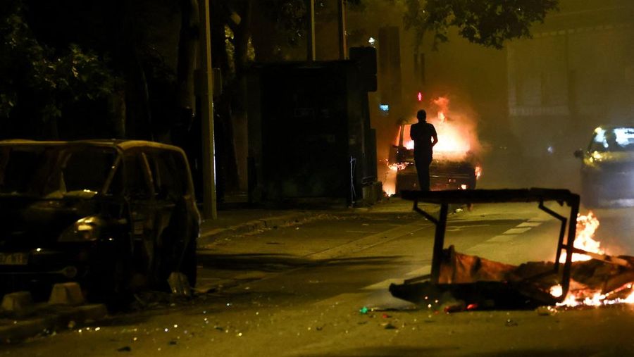 Kerusuhan saat protes kematian seorang remaja berusia 17 tahun yang dibunuh oleh seorang polisi Prancis saat di Nanterre, Paris, Prancis, Sabtu (1/7/2023). (REUTERS/Yves Herman)
