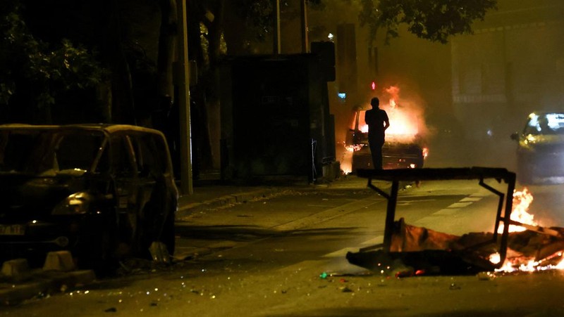 Kerusuhan saat protes kematian seorang remaja berusia 17 tahun yang dibunuh oleh seorang polisi Prancis saat di Nanterre, Paris, Prancis, Sabtu (1/7/2023). (REUTERS/Yves Herman)