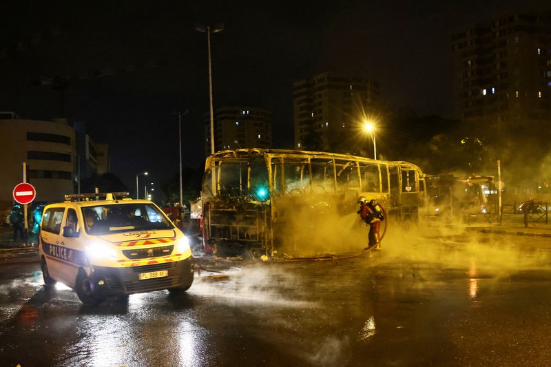 Kerusuhan saat protes kematian seorang remaja berusia 17 tahun yang dibunuh oleh seorang polisi Prancis saat di Nanterre, Paris, Prancis, Sabtu (1/7/2023). Kerusuhan saat protes kematian seorang remaja berusia 17 tahun yang dibunuh oleh seorang polisi Prancis saat di Nanterre, Paris, Prancis, Sabtu (1/7/2023). (REUTERS/Yves Herman)
