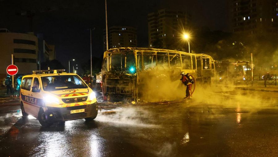 Kerusuhan saat protes kematian seorang remaja berusia 17 tahun yang dibunuh oleh seorang polisi Prancis saat di Nanterre, Paris, Prancis, Sabtu (1/7/2023). (REUTERS/Yves Herman)