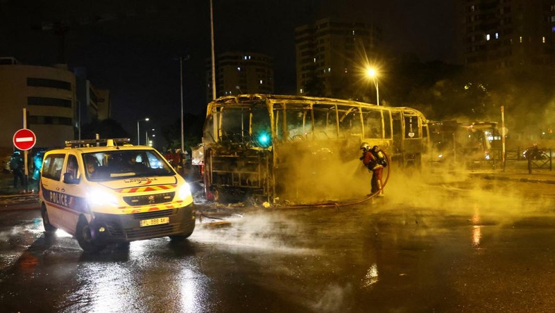 Kerusuhan saat protes kematian seorang remaja berusia 17 tahun yang dibunuh oleh seorang polisi Prancis saat di Nanterre, Paris, Prancis, Sabtu (1/7/2023). (REUTERS/Yves Herman)