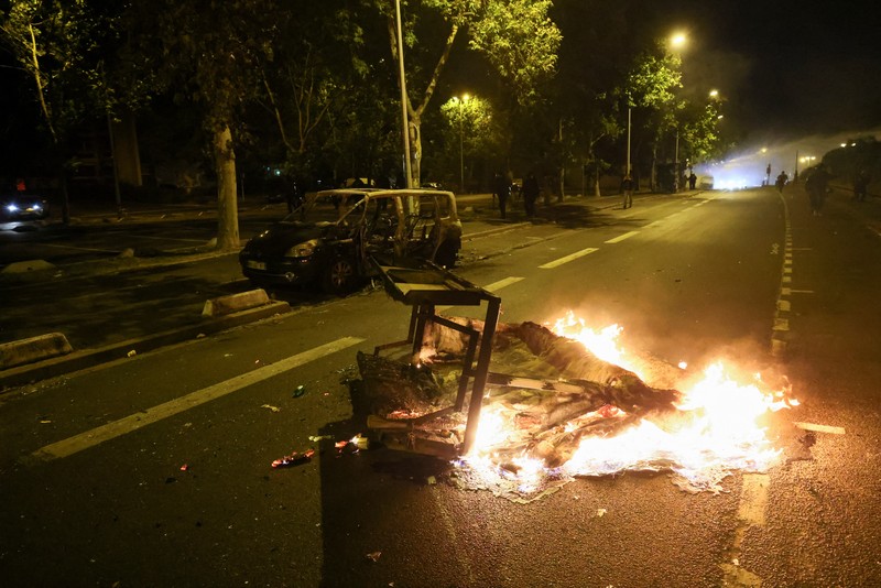Kerusuhan saat protes kematian seorang remaja berusia 17 tahun yang dibunuh oleh seorang polisi Prancis saat di Nanterre, Paris, Prancis, Sabtu (1/7/2023). Kerusuhan saat protes kematian seorang remaja berusia 17 tahun yang dibunuh oleh seorang polisi Prancis saat di Nanterre, Paris, Prancis, Sabtu (1/7/2023). (REUTERS/Yves Herman)