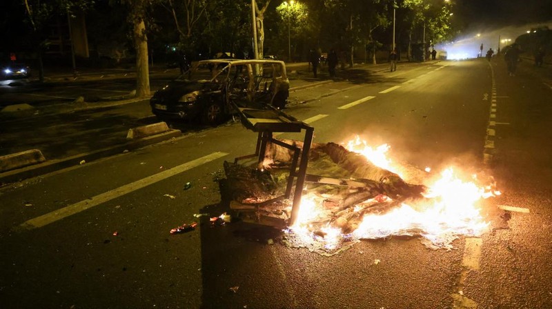 Kerusuhan saat protes kematian seorang remaja berusia 17 tahun yang dibunuh oleh seorang polisi Prancis saat di Nanterre, Paris, Prancis, Sabtu (1/7/2023). (REUTERS/Yves Herman)
