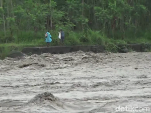 Banjir Lahar Gunung Semeru Terjang Wisata Air Terjun di Lumajang