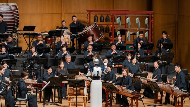 Robot android, Ever 6 memimpin pertunjukan orkestra di National Theater of Korea, Seoul, Korea Selatan. (National Theater of Korea/Handout via REUTERS)