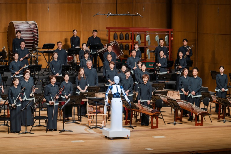 Robot android, Ever 6 memimpin pertunjukan orkestra di National Theater of Korea, Seoul, Korea Selatan. (National Theater of Korea/Handout via REUTERS)