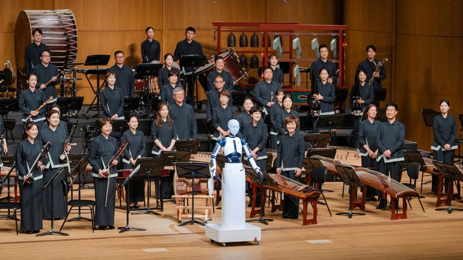 Robot android, Ever 6 memimpin pertunjukan orkestra di National Theater of Korea, Seoul, Korea Selatan. (National Theater of Korea/Handout via REUTERS)