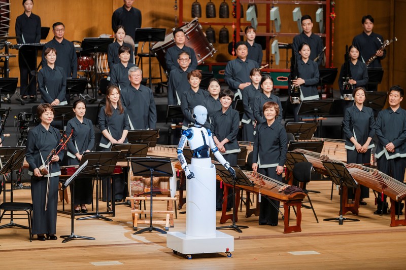 Robot android, Ever 6 memimpin pertunjukan orkestra di National Theater of Korea, Seoul, Korea Selatan. (National Theater of Korea/Handout via REUTERS)