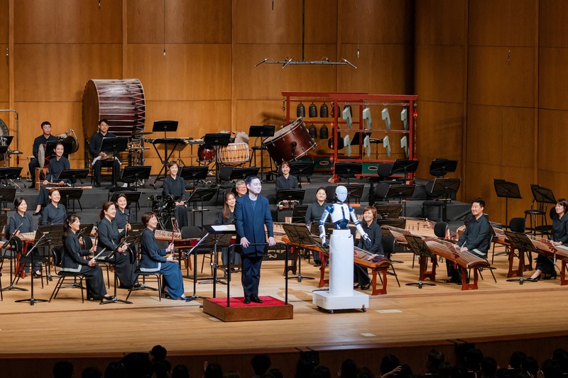 Robot android, Ever 6 memimpin pertunjukan orkestra di National Theater of Korea, Seoul, Korea Selatan. (National Theater of Korea/Handout via REUTERS) Robot android, Ever 6 memimpin pertunjukan orkestra di National Theater of Korea, Seoul, Korea Selatan. (National Theater of Korea/Handout via REUTERS)