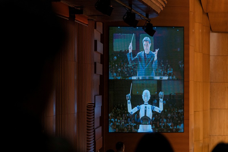 Robot android, Ever 6 memimpin pertunjukan orkestra di National Theater of Korea, Seoul, Korea Selatan. (National Theater of Korea/Handout via REUTERS)