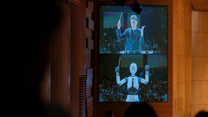 Robot android, Ever 6 memimpin pertunjukan orkestra di National Theater of Korea, Seoul, Korea Selatan. (National Theater of Korea/Handout via REUTERS)